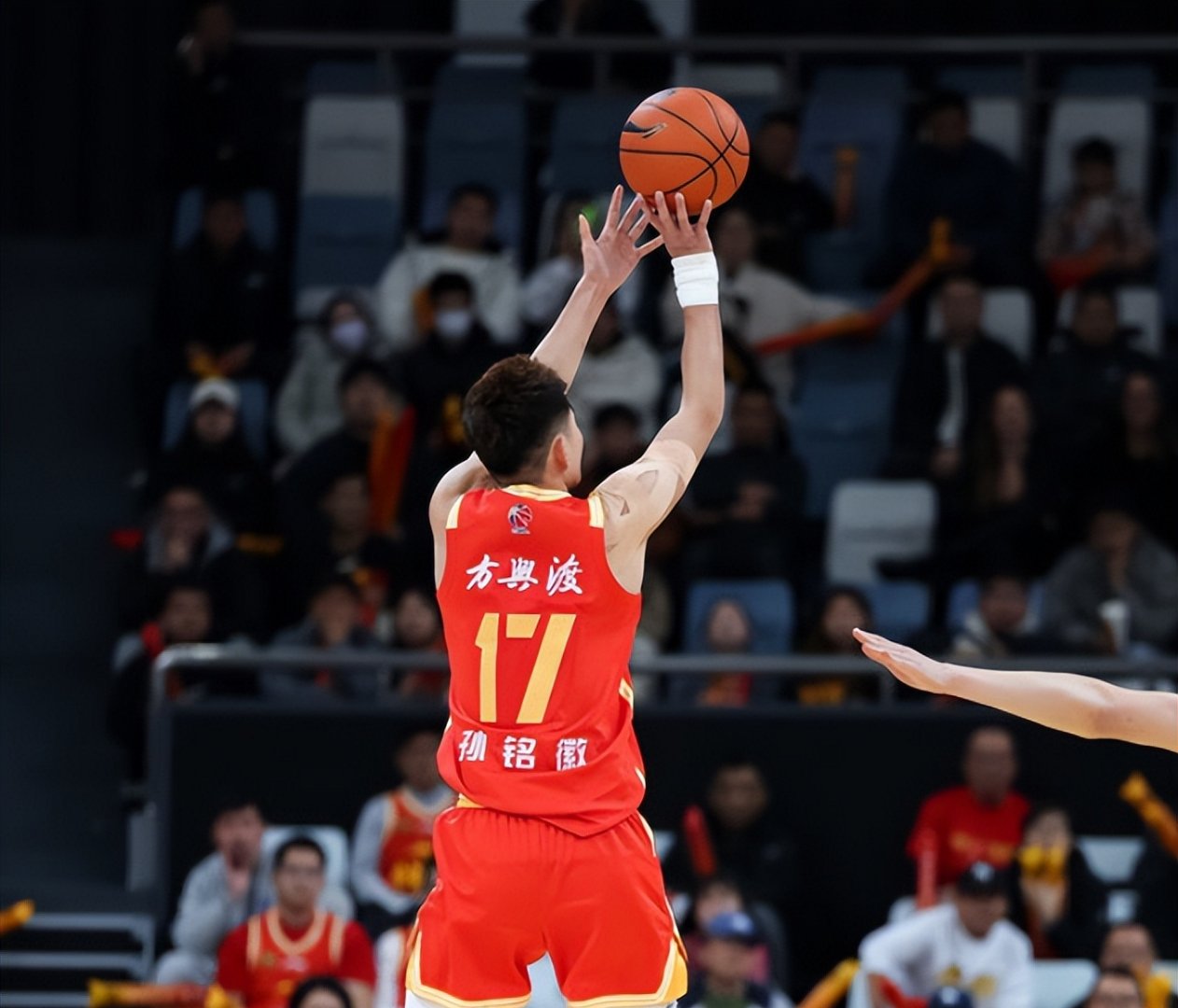 山东男篮训练开放日，今晨防线松动引欢呼，欧冠在即，赛季目标并未改变 