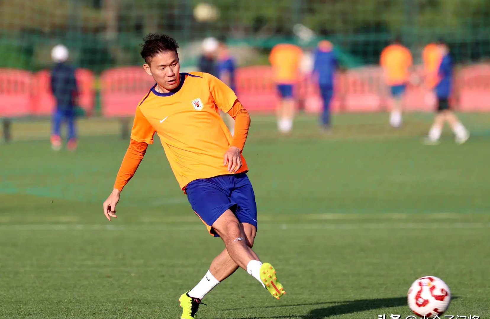 山东泰山迎荷甲关键赛，加时末段防线松动，压力陡增，心理建设被强调(泰山一宿阅读理解及答案)