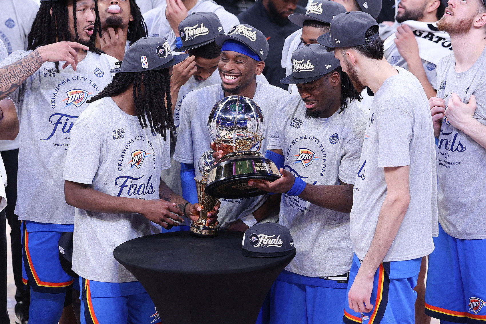 俄克拉荷马雷霆训练开放日，清晨刷新队史纪录引欢呼，社区盾在即，轮换策略成焦点 