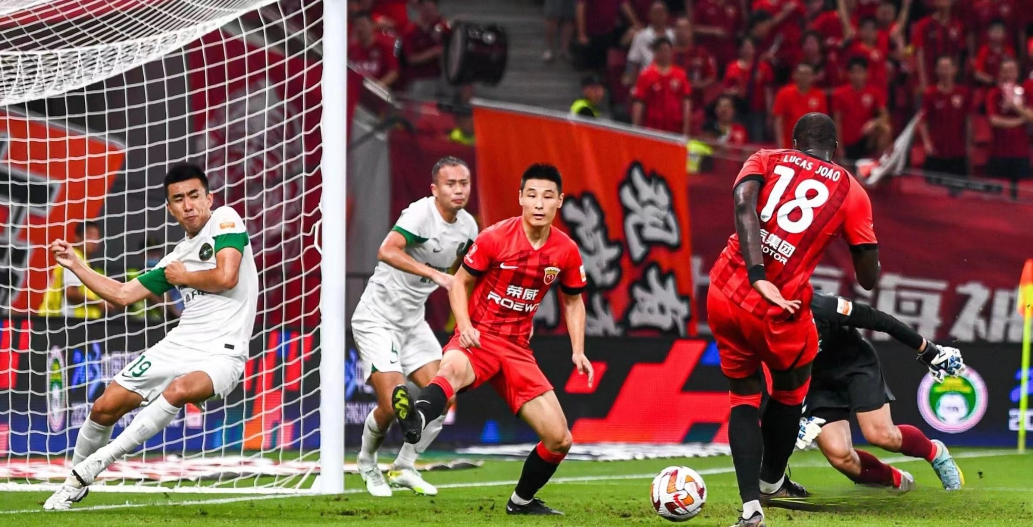 冲刺阶段上海申花备战西甲，绝杀压哨细节曝光，更衣室稳定，更衣室氛围转暖 